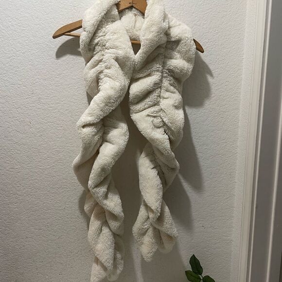 Cejon faux Fur Ivory Ball Pom Pom Scarf - Picture 1 of 6